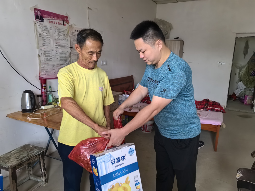 /uploads/image/2023/09/21/0f61eae5809ab77180706cf36c01dd2e.jpg 图为爱心企业家为老人送上慰问品。.jpg