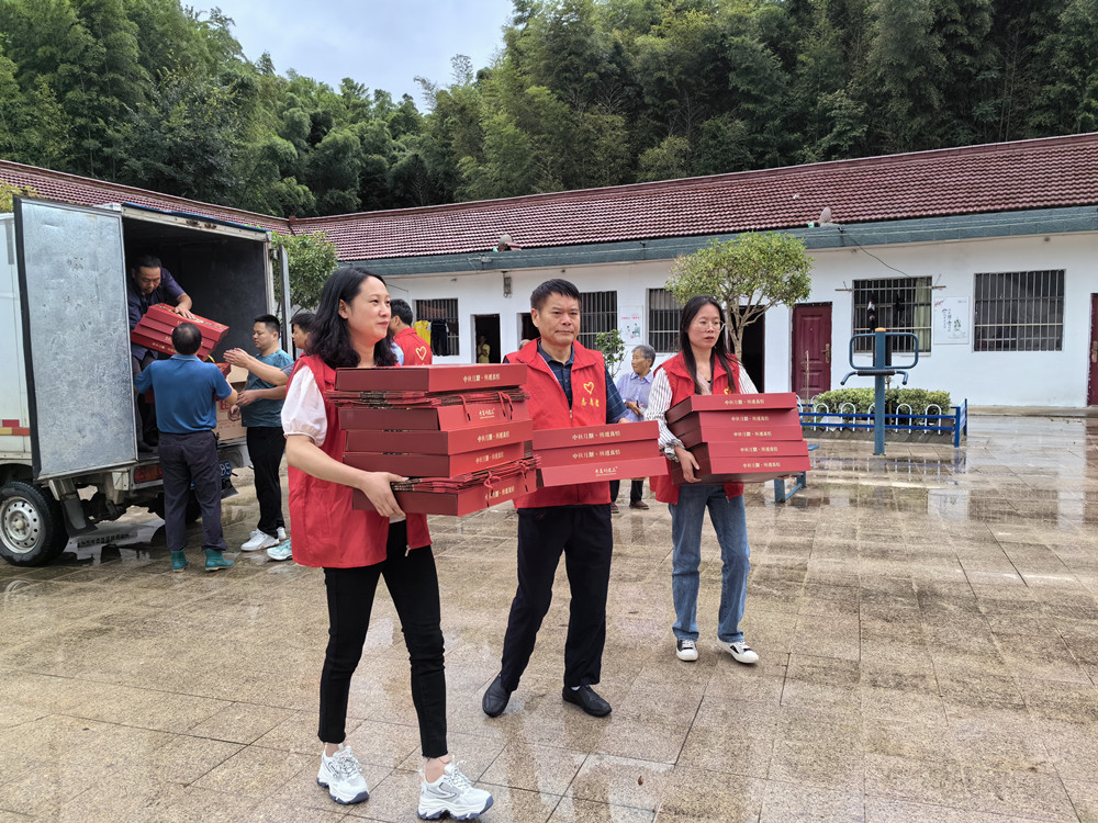 /uploads/image/2023/09/21/dd197dbda3513163ad0003e118b20de4.jpg 图为爱心企业家、志愿者一行搬运爱心物资。.jpg