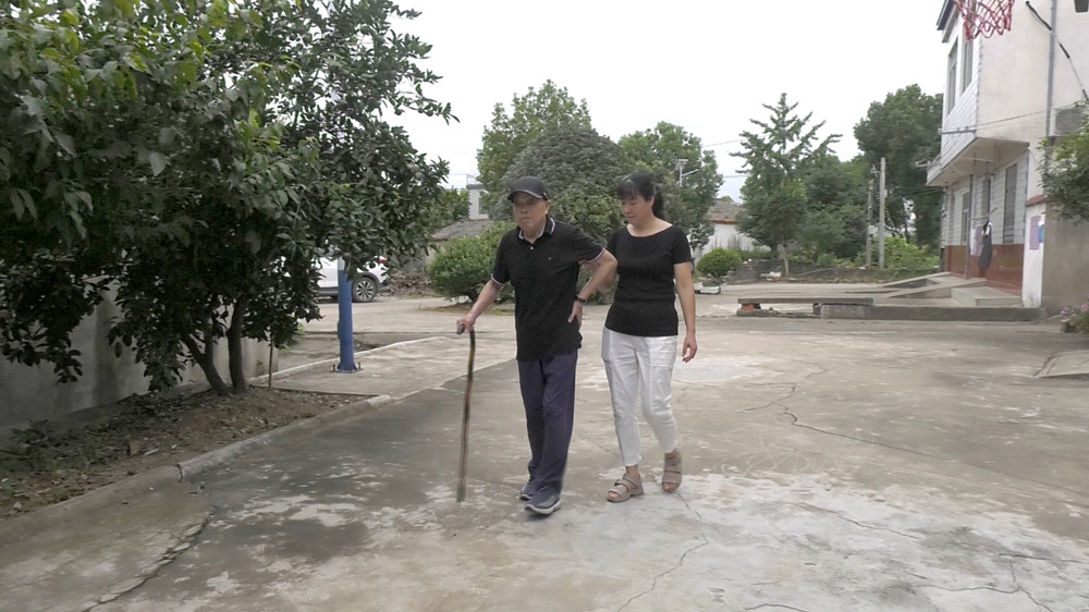 /uploads/image/2023/10/07/e018b2cf99c91b80048853c69043b95b.jpg 图为吴向阳妻子在家陪老人.jpg