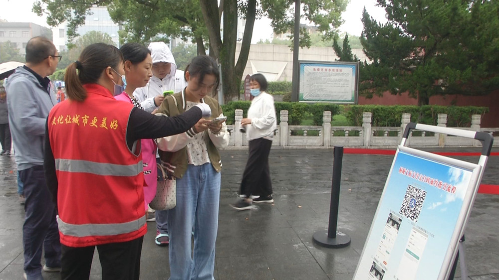 图为文庙工作人员在引导游客有序扫码登记2.jpg