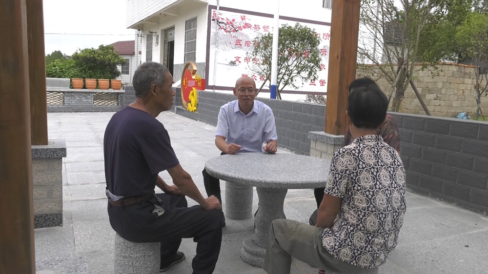 /uploads/image/2023/10/07/f75921c0ce40846eeadffa1a1f602eff.jpg 图为吴向阳与村民交流.jpg