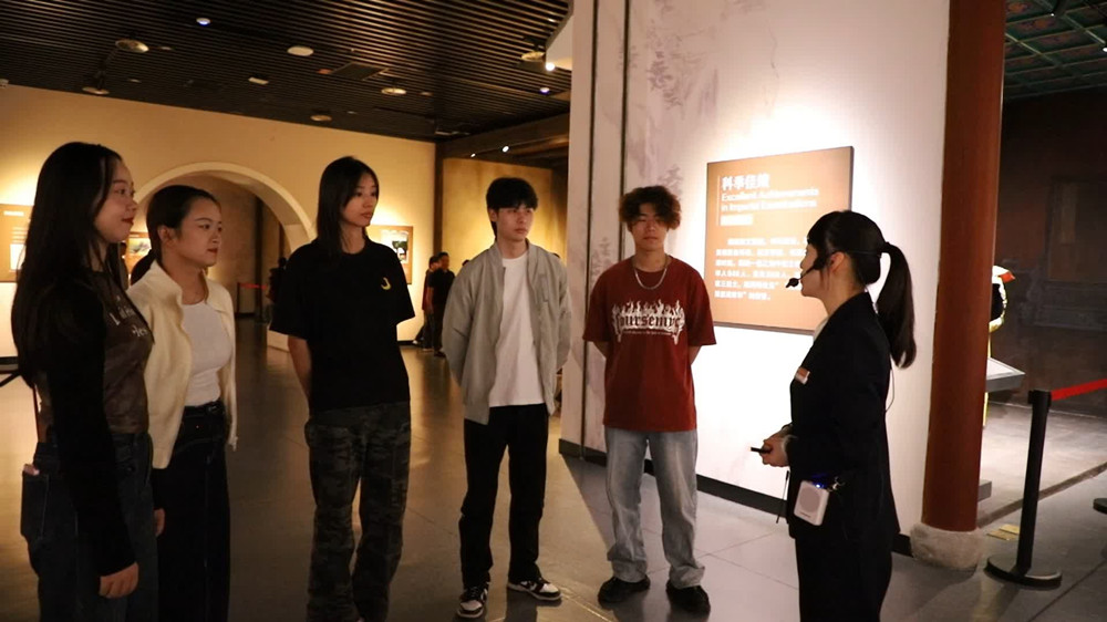 /uploads/image/2023/10/08/c29577b700141c9d883fd8496e656be7.jpg 图为国庆期间,游客参观博物馆,聆听讲解。.jpg