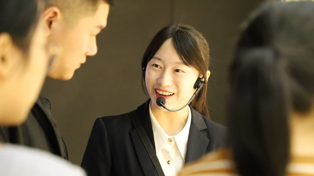 /uploads/image/2023/10/08/9cafbfb9fa0ffa1a31555d27ebe89fe2.jpg 图为博物馆讲解员余莹莹为游客提供讲解服务中。.jpg