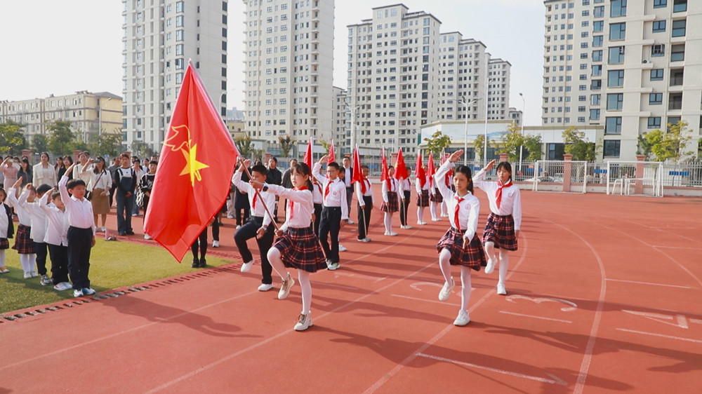 /uploads/image/2023/10/13/8345a6e85e928e2a56b28cb8d5656d5e.jpg 图为队旗入场仪式.jpg