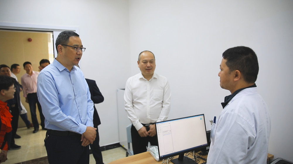 图为副市长汪杰贤在市人民医院新院区与医务人员进行交流.jpg
