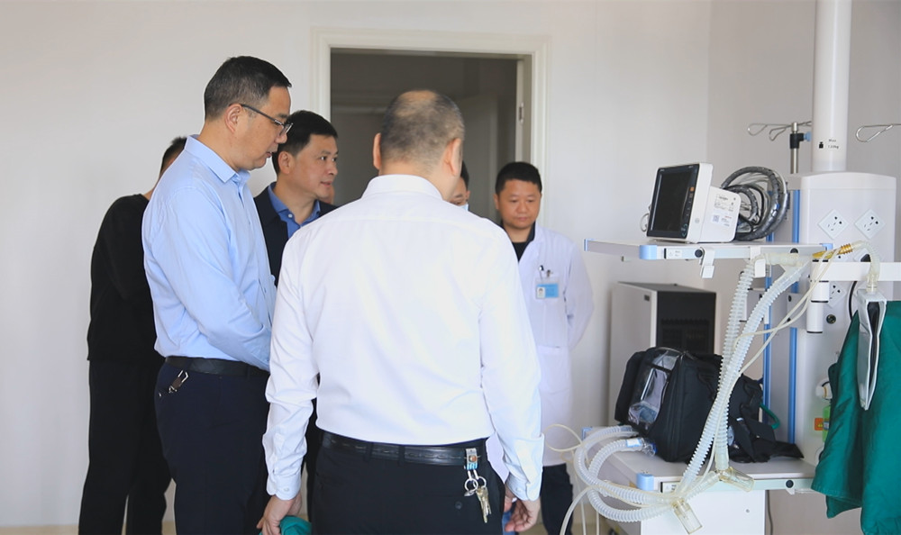 图为副市长汪杰贤在市人民医院新院区察看医疗设备运行情况.jpg