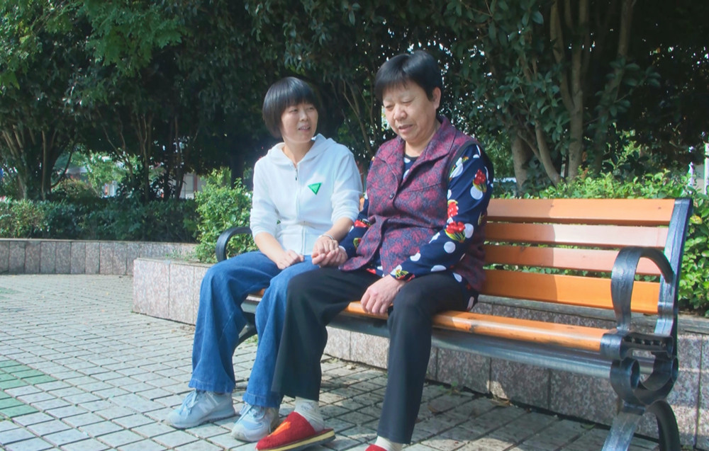 /uploads/image/2023/10/17/30d0628a7c335e33f872bc6f5ee5e317.jpg 鲍芳芳陪婆婆在家附近晒太阳聊家常.jpg