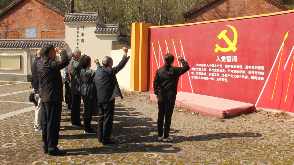 /uploads/image/2023/10/23/f6008b9cc4c9c5d79736ecc477740f10.jpg 图为老党员们重温入党誓词。.jpg