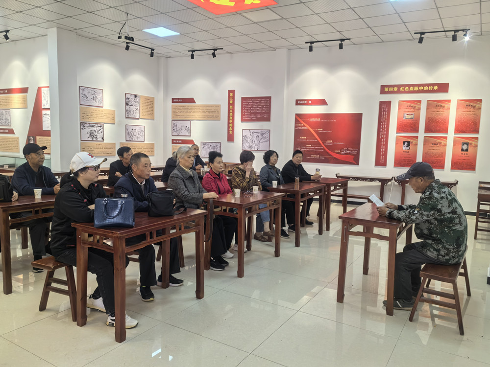 /uploads/image/2023/10/23/a319170827b5192aa869fafdc8d712fe.jpg 图为老党员们聆听叶同春后人讲述红色故事。.jpg