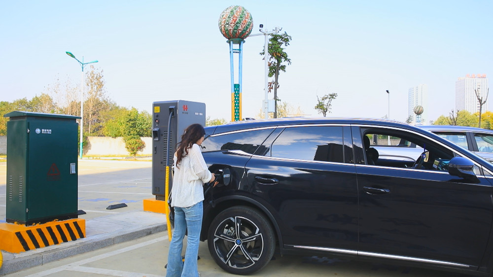 /uploads/image/2023/10/27/5c9ef503920951f39704e7a9667aa6a3.jpg 图为桐城市民汪女士正在铁东一路充电站内为爱车充电.jpg