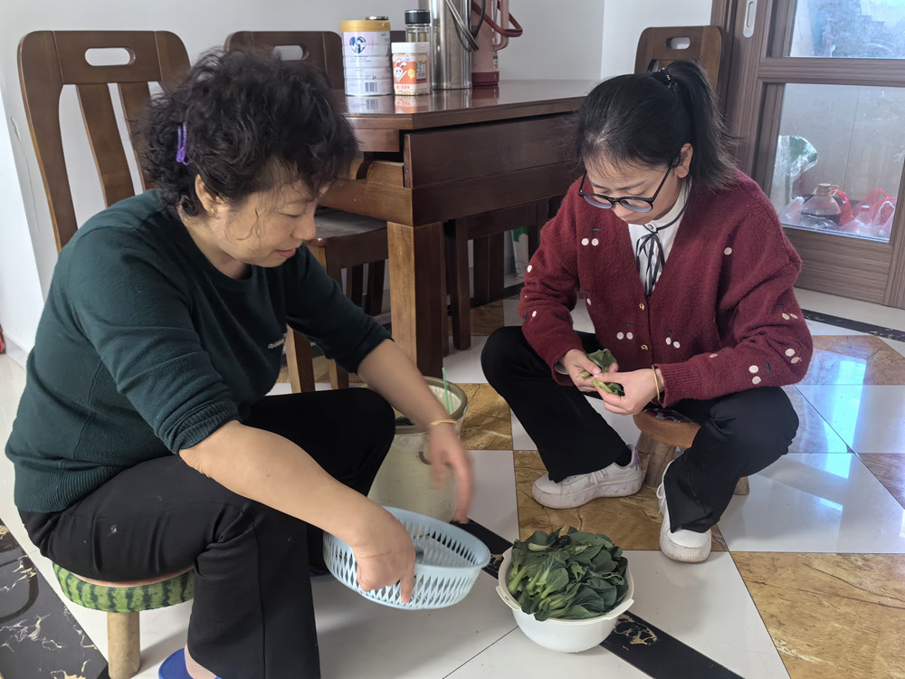 /uploads/image/2023/10/27/12d4fba7ef21dc22f0230a3bce2ba52f.jpg 图为吴淑(右一)和婆婆择菜。.jpg