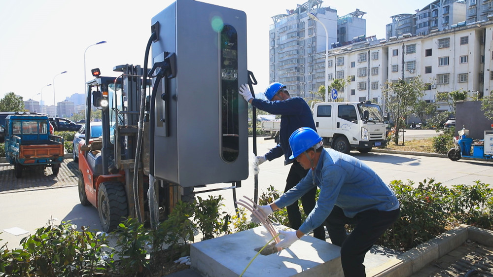 /uploads/image/2023/10/27/0c8f5c6734a1f96cb30f551f119057ba.jpg 图为当地供电部门正在文昌再就业园充电站安装新能源汽车充电桩.jpg