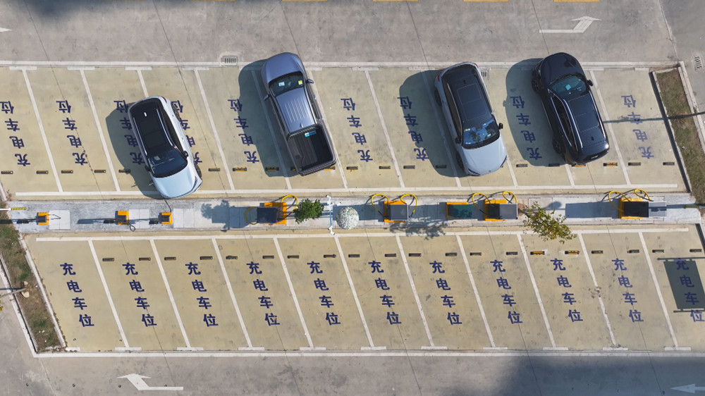 /uploads/image/2023/10/27/c5297ed55c946ccea76004af1be592ea.jpg 图为铁东一路公共停车场新能源汽车充电站1_副本.jpg