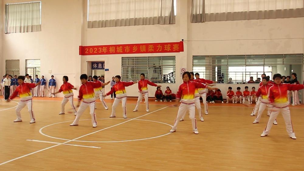 /uploads/image/2023/10/30/0cf9348609be0402a4bf5767da1600fc.jpg 图为柔力球比赛现场。.jpg