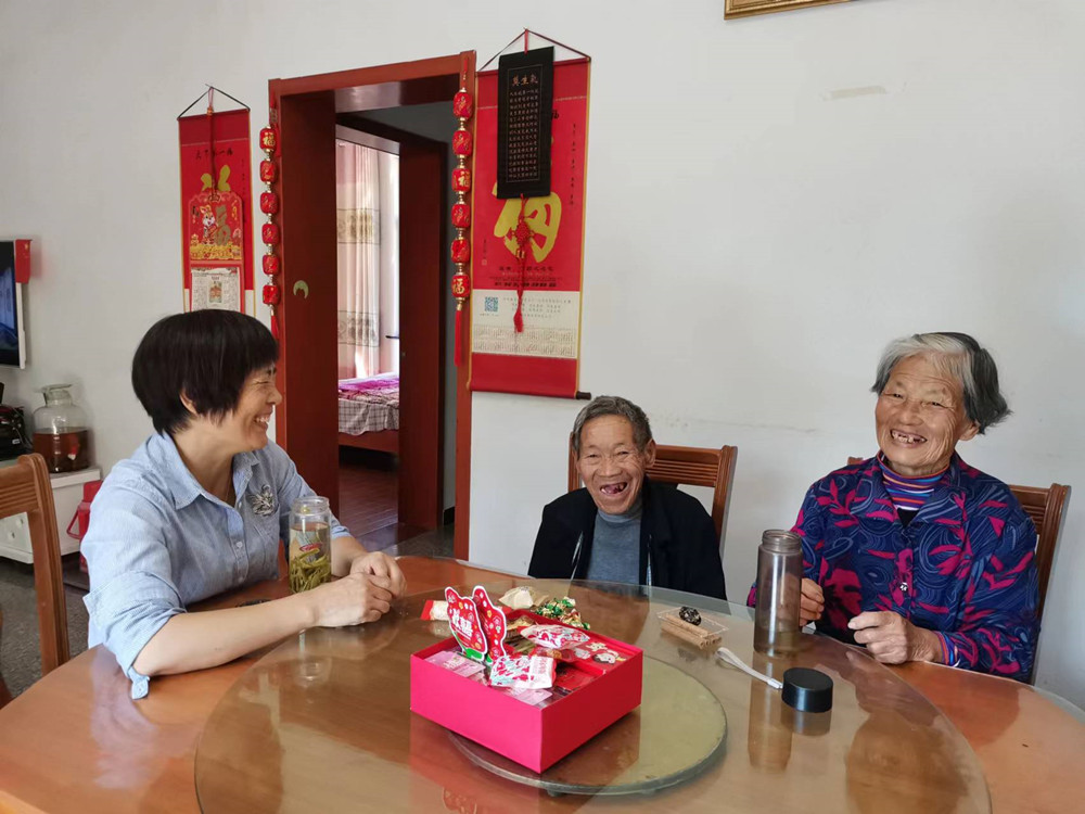 /uploads/image/2023/11/01/5470f9cd4d30d7e2e23094dcd589e84b.jpg “好媳妇”胡灵芝与公婆在一起唠家常.jpg