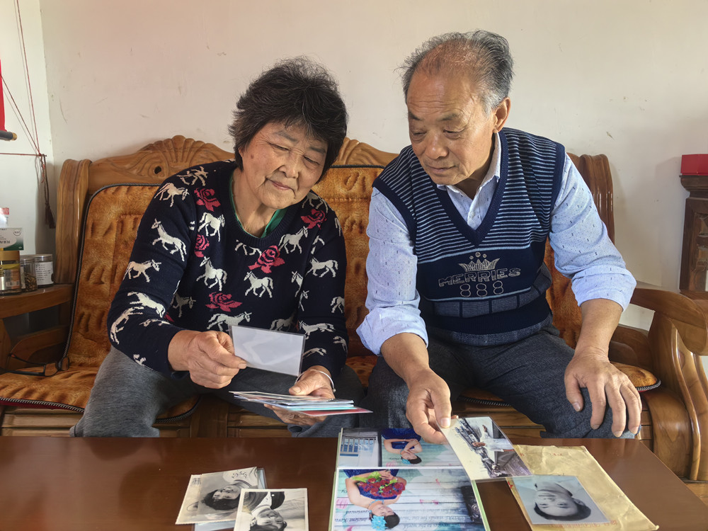 /uploads/image/2023/11/01/9a3c0a99ff8066fca399db1b014adca1.jpg 图为孙桂华(左)和老伴翻阅照片,回忆往昔。.jpg