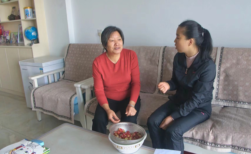 /uploads/image/2023/11/03/9e4fead45a44e8b0ece62a9c285248a8.jpg 好婆婆刘建梅与儿媳聊天.jpg