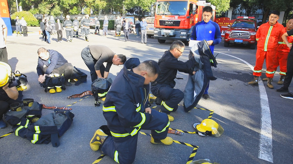 /uploads/image/2023/11/07/a809d1c6059c21bc1bcc679a91fb878b.jpg 图为原地着消防灭火服操项目比赛现场.jpg