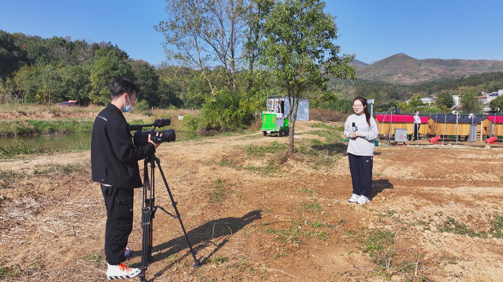 /uploads/image/2023/11/08/87d94972d83faddbc9e67cc8297b3c0e.jpg 图为桐城市融媒体中心记者正在乡村振兴一线出镜报道.jpg