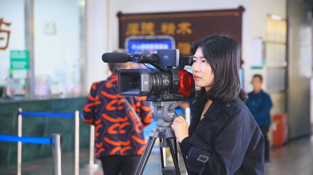 /uploads/image/2023/11/08/8d3c3ca0f3a3468649cfe97e2a80e04f.jpg 图为桐城市融媒体中心记者曹姗正在市中医院就立冬节气注意事项进行采访拍摄.jpg