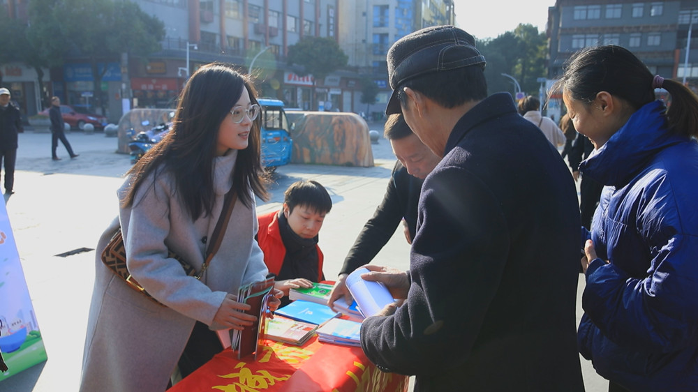 /uploads/image/2023/11/14/6118d6ec8ebddc983794c7c7694263dd.jpg 图为工作人员正在为过往群众发放宣传材料,并答疑解惑。.jpg