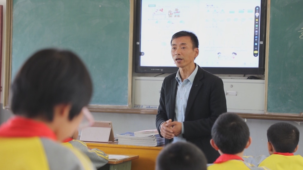 /uploads/image/2023/11/15/b5e8963443af63ea3cda489515e39ac4.jpg 图为徐光明上课.jpg