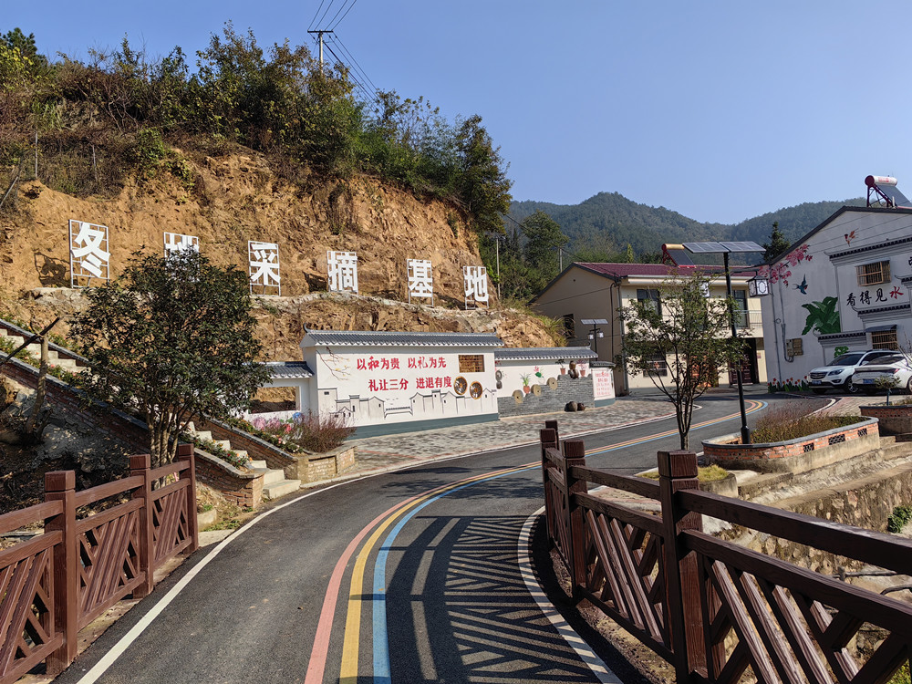 /uploads/image/2023/11/20/d9d230b06d264515adf98102995821e2.jpg 图为彩虹公路。.jpg