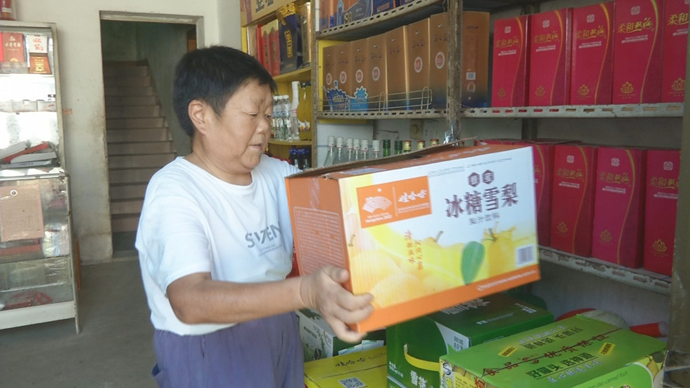 /uploads/image/2023/11/21/8b41279d101df7788d34968a3bae17ab.jpg 图为储文斌整理货物2.jpg