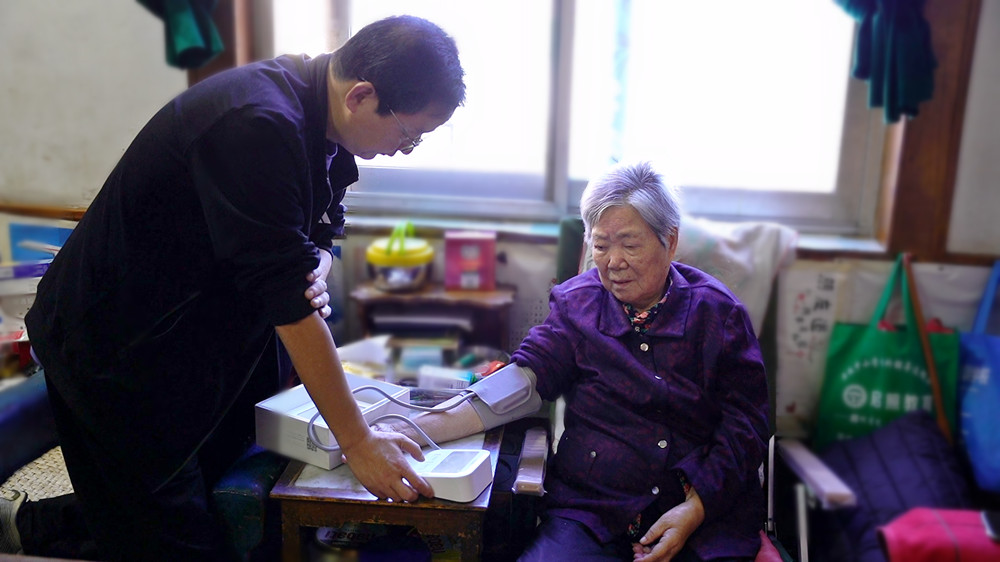 /uploads/image/2023/11/24/26fc3989fb0aaac6eba7bc594672d88f.jpg 雷家生:20余载照顾高龄患病岳母 真情演绎“女婿何止半个儿”3.jpg