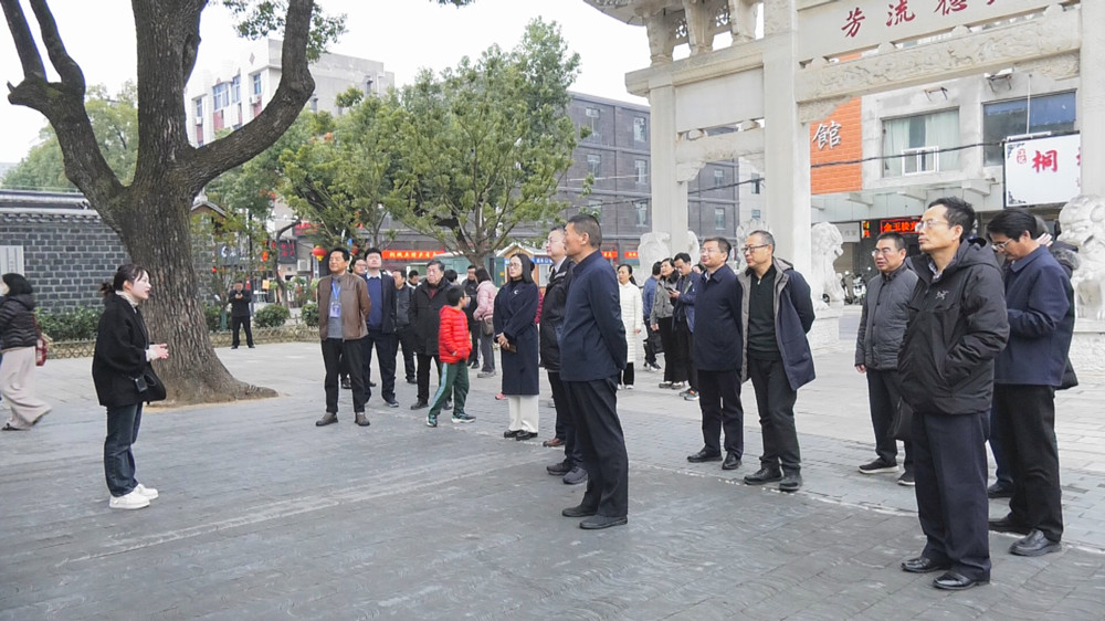 /uploads/image/2023/11/27/7edaf829085982f4f52a2514a3964ad9.jpg 图为采风团一行在桐城六尺巷.jpg