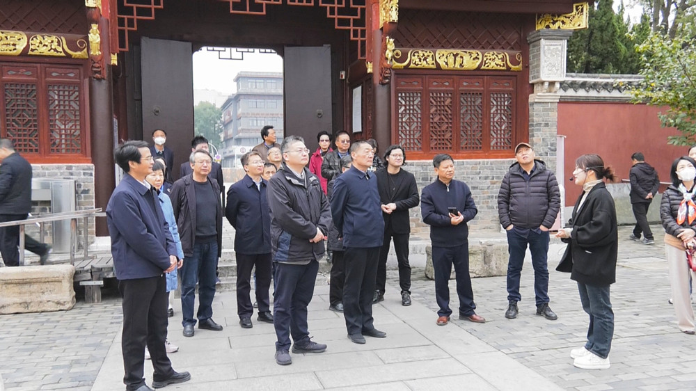 /uploads/image/2023/11/27/08bb9b85fa786a36ffeab2067af53929.jpg 图为采风团一行在桐城文庙.jpg