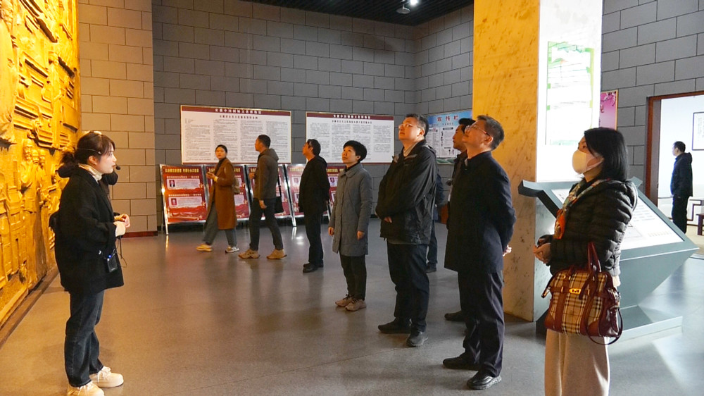 /uploads/image/2023/11/27/a7bf37cab4048eb3eb4f5af44bf42f07.jpg 图为采风团一行在安徽中国桐城文化博物馆.jpg