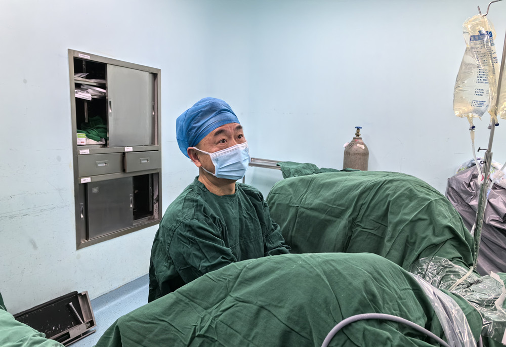 图为手术中的齐秋江。.jpg