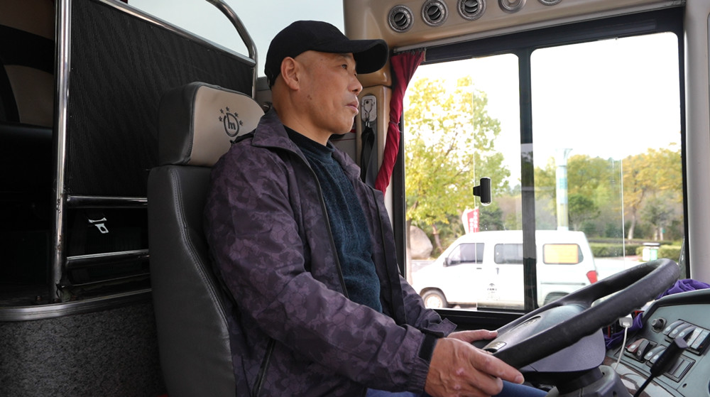 /uploads/image/2023/11/27/1ffb675efd8ff65c9f1db743e649e921.jpg 图为正在开车的张曙光.jpg