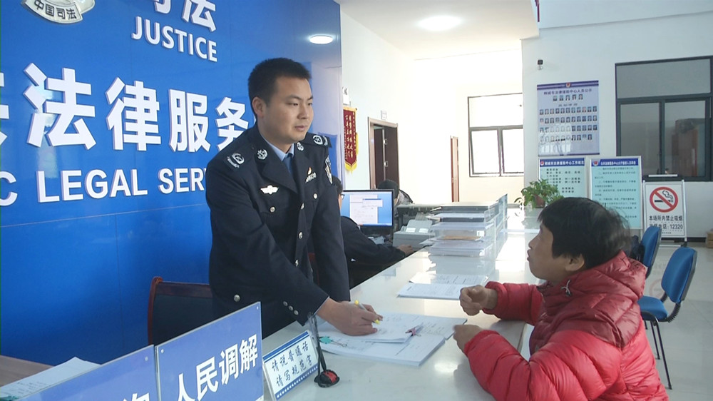 /uploads/image/2023/11/29/80cfd2ca5f1426364dbda2863f941436.jpg 图为汪仁举在解答群众的诉求2.jpg