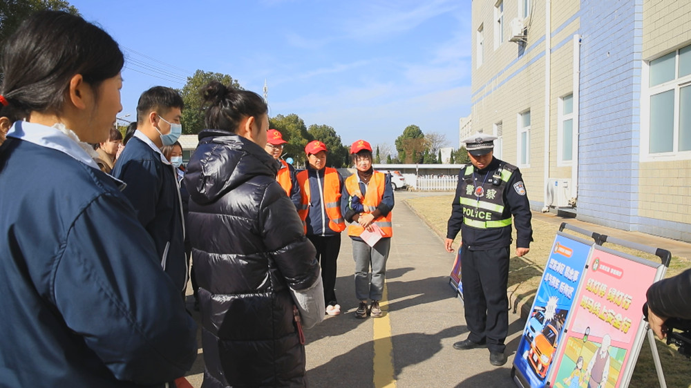 /uploads/image/2023/12/01/d33232fb6537fa01de50bc9c976863eb.jpg 图为宣传民警正在通过展板给企业员工讲解交通安全知识.jpg