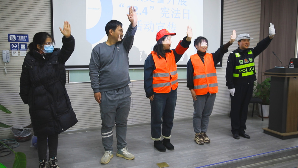 /uploads/image/2023/12/01/7284fd9c89ec93ce44e7028105483edc.jpg 图为宣传民警正在教企业员工交警手势操.jpg