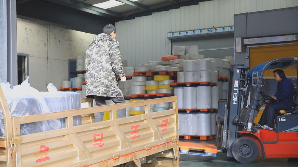 /uploads/image/2023/12/08/b28df08ab2b3df2876db07c7e2df4ece.jpg 图为新渡镇某塑包企业仓库里工人们正在忙着发货.jpg