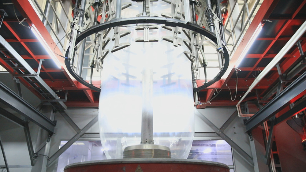 /uploads/image/2023/12/08/d7d6e6d7c1446b74b32a138c503b3848.jpg 图为新渡镇某塑包企业里正在作业的吹塑机.jpg