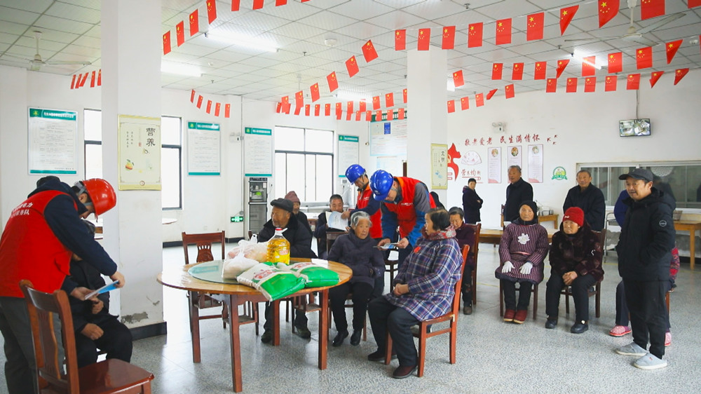 /uploads/image/2023/12/18/8c575a0b89e47d8ed0947ed8bbc62b58.jpg 图为国网桐城市供电公司范岗供电所党员服务队正在辖区敬老院里为老人们讲解安全用电知识.jpg