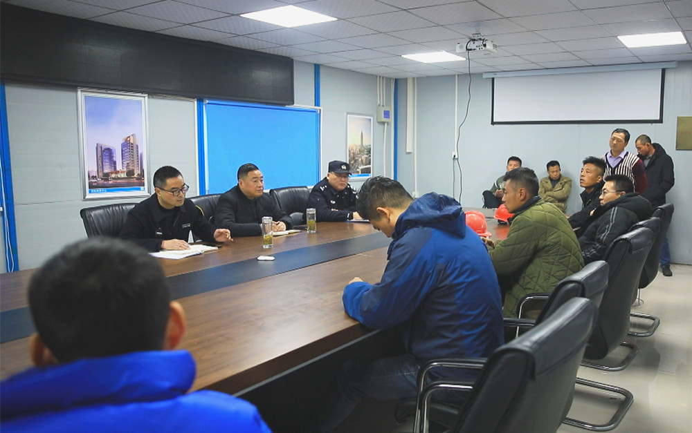 /uploads/image/2023/12/18/945f7579894d6784534fadf2ec33d3fe.jpg 图为农民工维权工作组正在某项目工地设立的六尺巷农民工维权驿站里调解一起工资纠纷.jpg