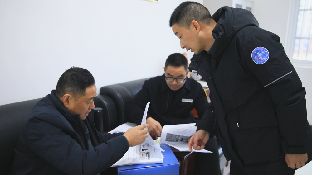 /uploads/image/2023/12/18/d95568412993d59f174326489c3b7e0f.jpg 图为农民工维权工作组正在某项目工地查阅农民工工资发放台账.jpg