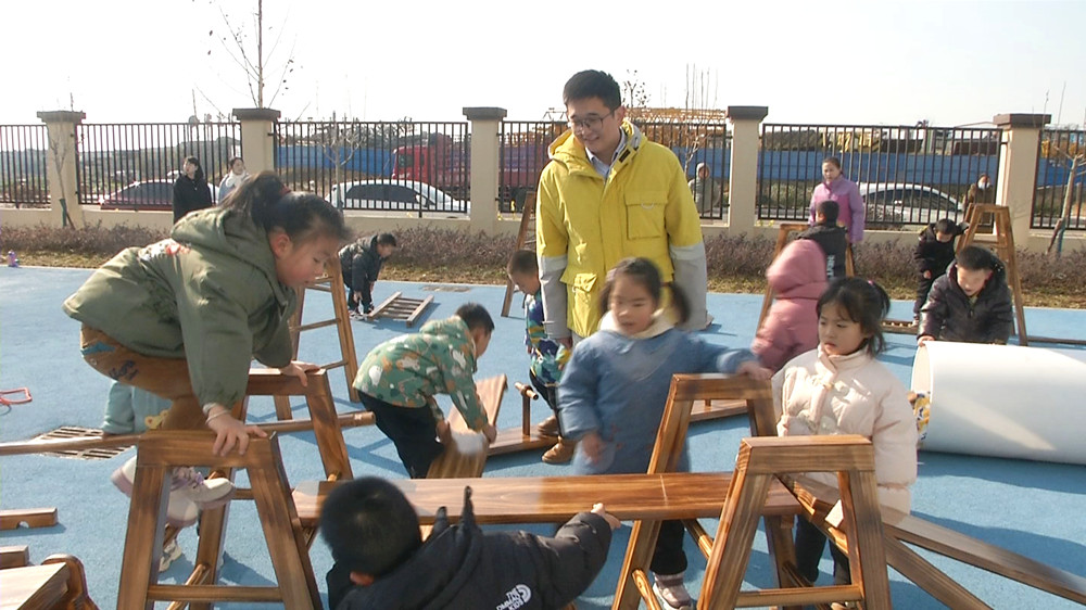 /uploads/image/2023/12/22/71ed9be82db37ed147e1be509a7133de.jpg 图为小朋友们在老师陪伴下进行户外游戏活动2.jpg