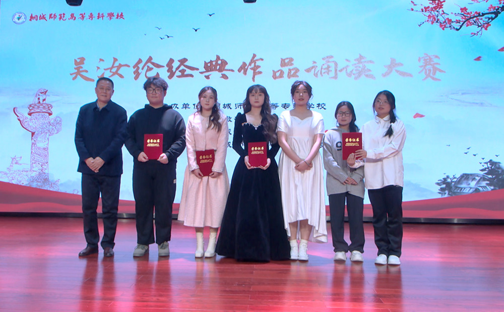 /uploads/image/2023/12/22/a8a9d52ee4f5646f5573a758c4a57d5b.jpg 图为江学潮为获奖学生颁奖。.jpg