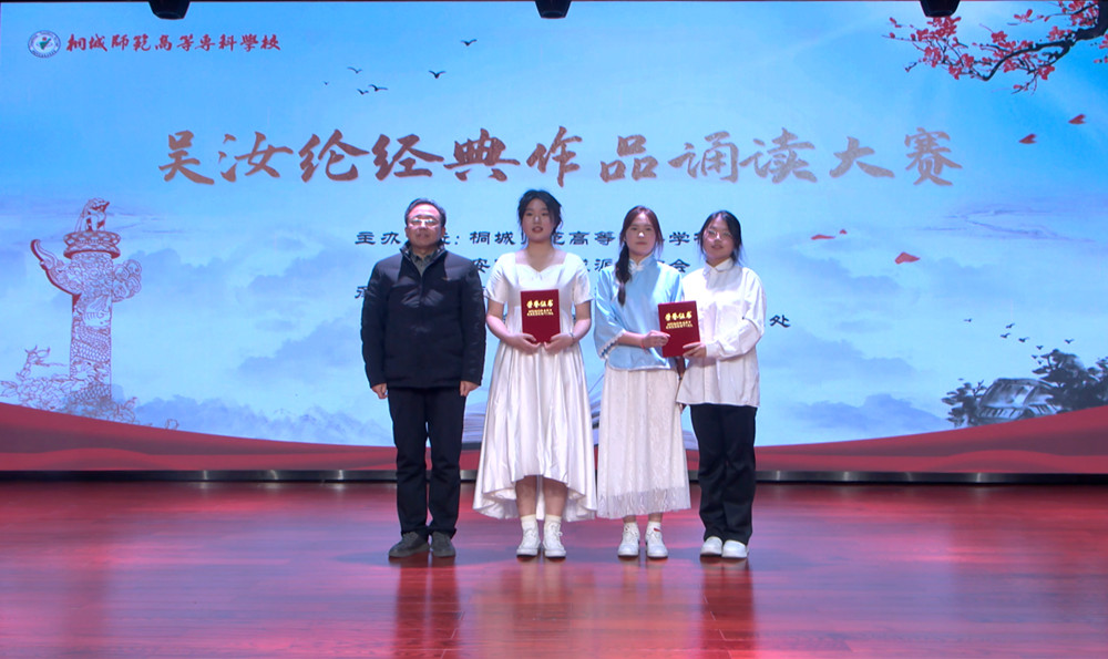 /uploads/image/2023/12/22/0376587ab331d91ee35fbb7fab6e4fd4.jpg 图为王子龙为获奖学生颁奖。.jpg