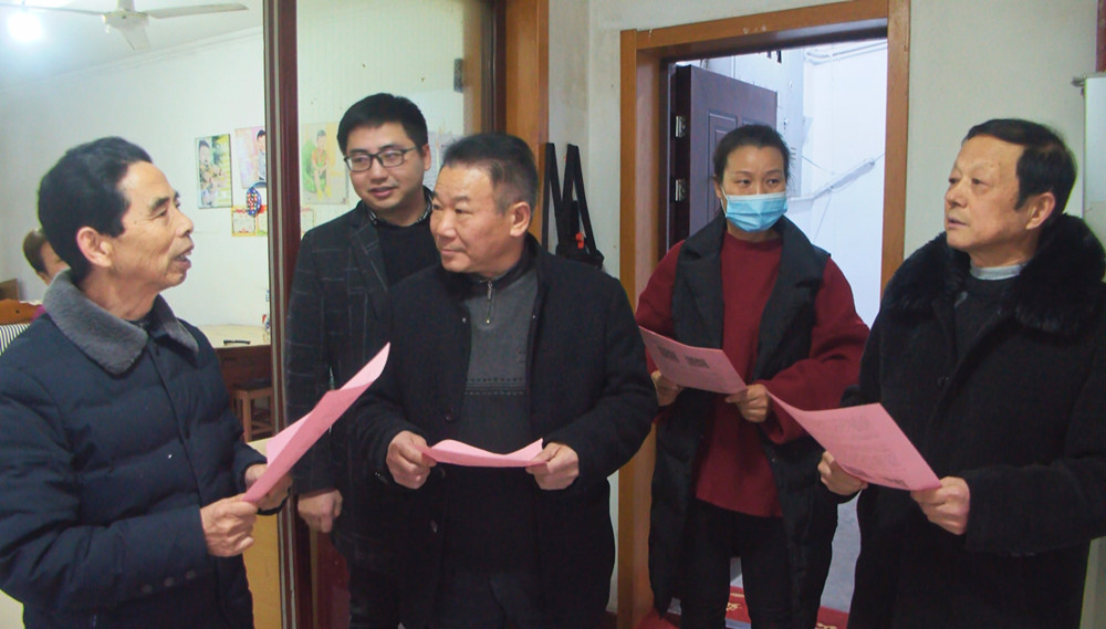 /uploads/image/2023/12/26/0115eac196c021cd8d5734036e628bdd.jpg 帮帮团成员与社区网格员结对进网格(中间为高项文、右一为都皖明).jpg