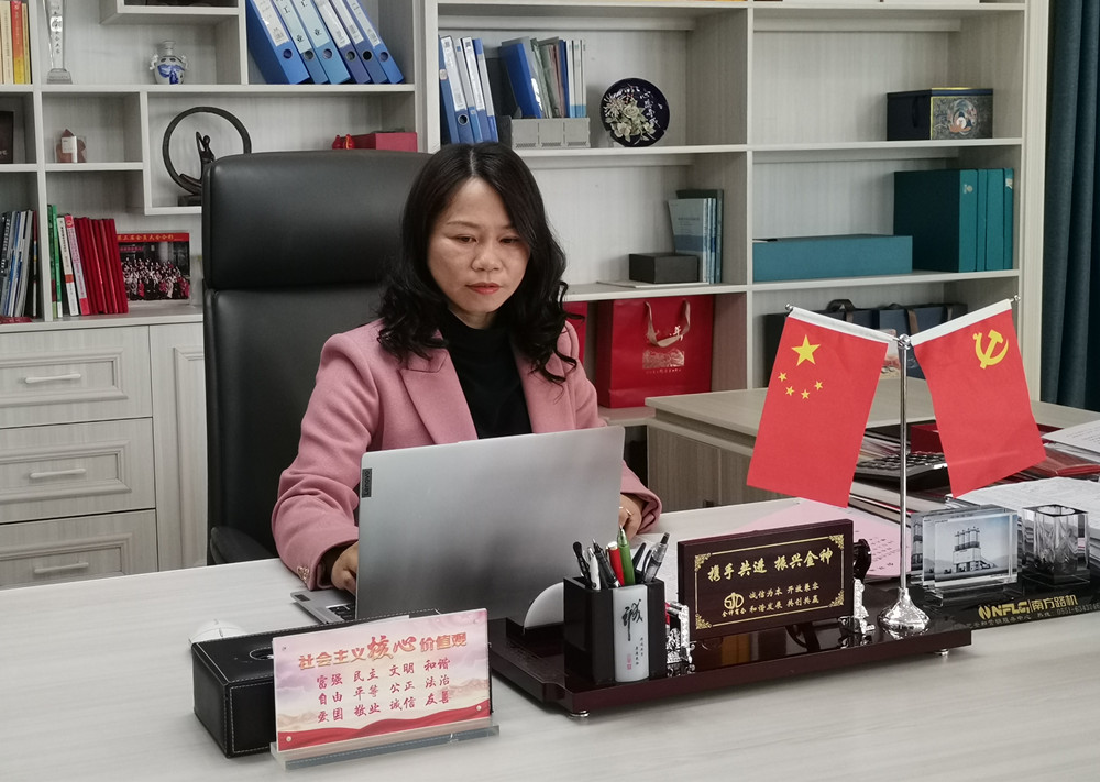 图为 汪球在办公时的情景.jpg