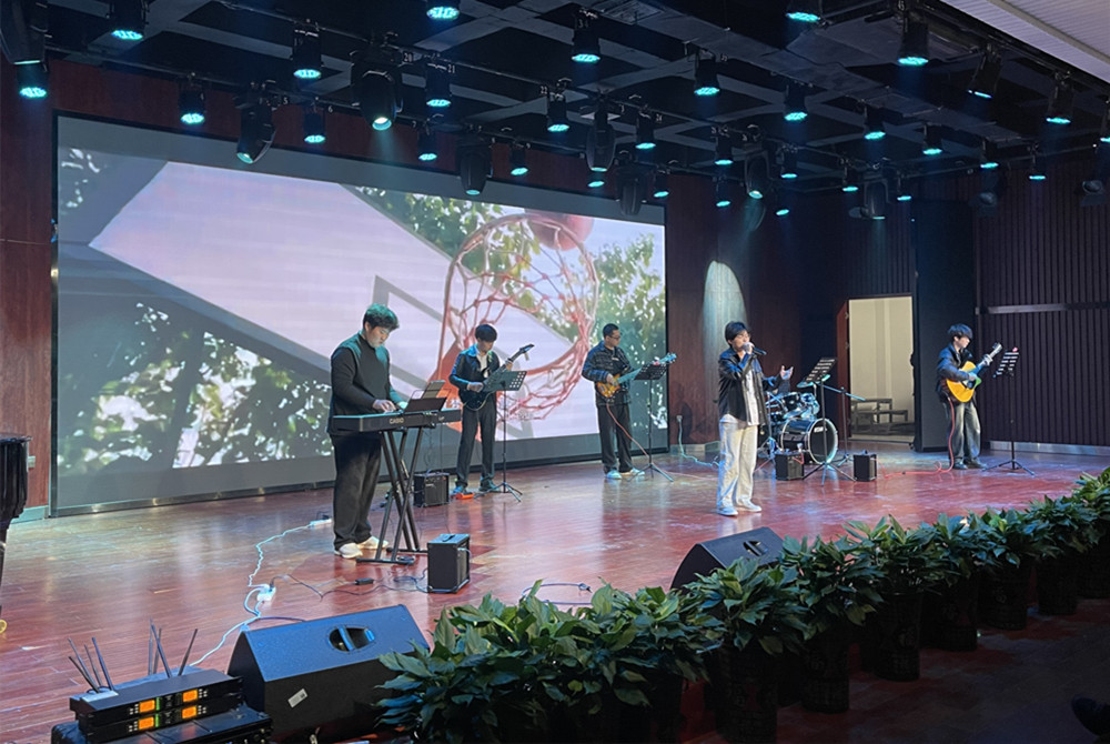 /uploads/image/2023/12/29/44d60077ace8984fd44d4eb498038d4b.jpg 图为元旦晚会现场.jpg