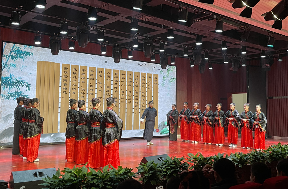 /uploads/image/2023/12/29/4fe349574bc71c5397a997c08b9a07db.jpg 图为元旦晚会现场(1).jpg