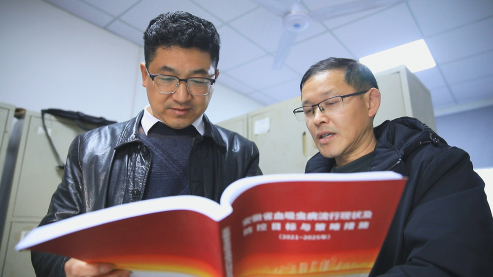 /uploads/image/2024/01/02/58a08c9d09faace3515098fb124dfd29.jpg 图为朱小林正在基层医疗机构走访调研.jpg